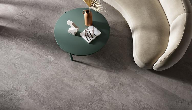 Re-Play Concrete | Emilceramica Gres Porcelánico Provenza Re-play Concrete Cemento Detalle Imagen Dark Grey Recupero Imagen Galería | Emilceramica