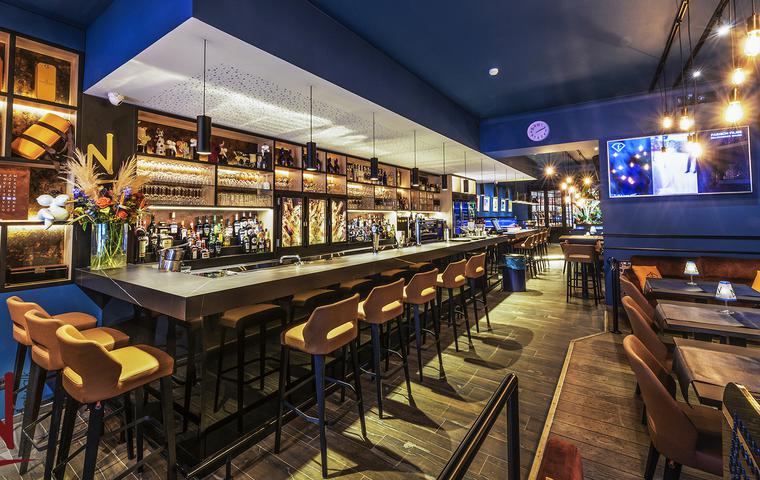 Madera y cerámica combinadas en un restaurante encantador