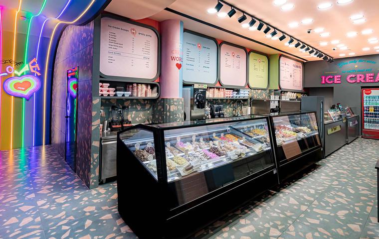 Rodeados por pedacitos de gofres